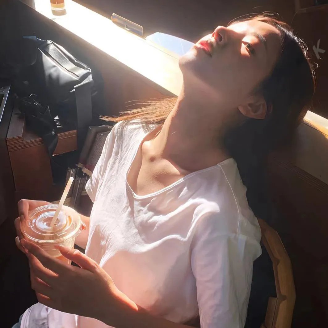 绿杨移作两家春